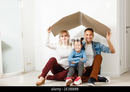 Campagna di sicurezza per la casa. Una famiglia europea felice è rimasta in quarantena auto-isolamento. Pandemia coronavirus covid 19 responsabilità consapevole Foto Stock