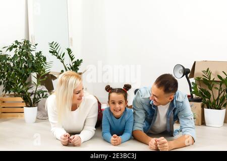 Campagna di sicurezza per la casa. Una famiglia europea felice è rimasta in quarantena auto-isolamento. Pandemia coronavirus covid 19 responsabilità consapevole Foto Stock