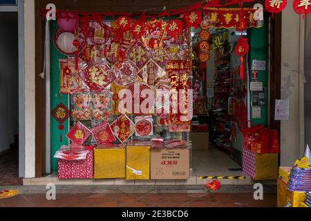 SINGAPORE, SINGAPORE - 07 gennaio 2021: Singapore, 7 gennaio 2021: Negozio che vende decorazioni per il nuovo anno cinese dell'Ox a Chinatown Foto Stock