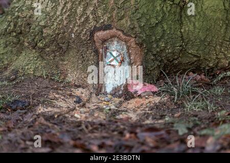 Northampton, Regno Unito, 18 gennaio 2021. Una porta Fantasy alla base di un grande albero in Abington Park, creatore sconosciuto. Credit: Keith J Smith./Alamy Live News Foto Stock