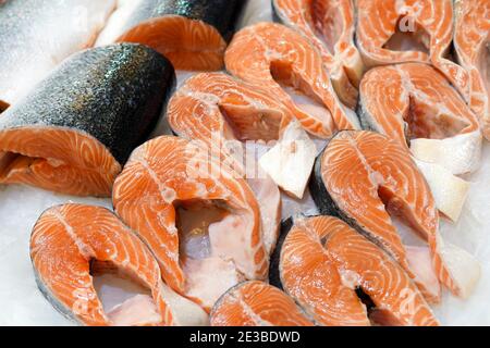 Bistecche di salmone sul mercato refrigerato, primo piano Foto Stock