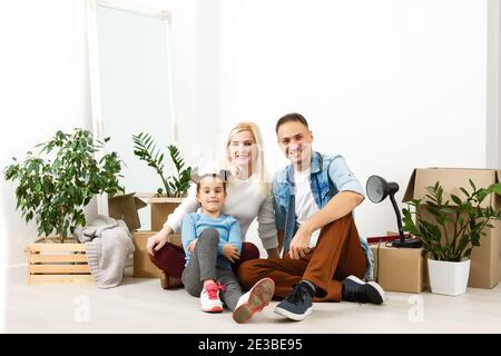 Campagna di sicurezza per la casa. Una famiglia europea felice è rimasta in quarantena auto-isolamento. Pandemia coronavirus covid 19 responsabilità consapevole Foto Stock