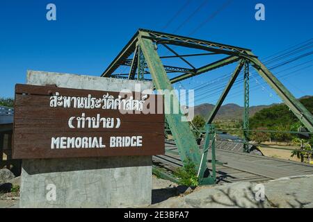 Monumento commemorativo della seconda Guerra Mondiale Tha Pai Memorial Bridge a Pai, Mae Hong Son, Thailandia. (Traduzione: Ponte commemorativo di Tha Pai) Foto Stock