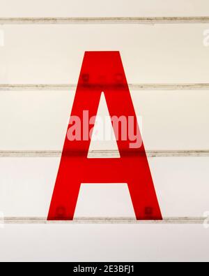 Lettera rossa R su un cartellone luminoso Foto Stock