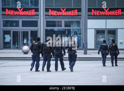 Berlino, Germania. 18 gennaio 2021. Numerosi poliziotti e poliziotti si trovano in Alexanderplatz Berlin. I governi federali e statali discutono delle misure più severe di Corona nel 19.01.2021. Credit: Kira Hofmann/dpa-Zentralbild/dpa/Alamy Live News Foto Stock