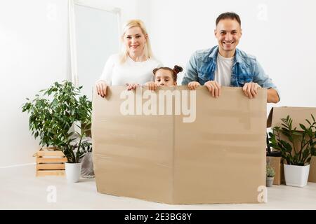 Campagna di sicurezza per la casa. Una famiglia europea felice è rimasta in quarantena auto-isolamento. Pandemia coronavirus covid 19 responsabilità consapevole Foto Stock