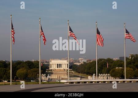 Le bandiere delle stelle e delle strisce volano vicino al Lincoln Memorial a Washington DC, Stati Uniti. Il Lincoln Memorial Reflecting Pool si trova di fronte al monu nazionale Foto Stock