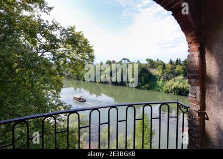 Gita in barca sul fiume Tarn e vista sul fiume Albi Tarn Francia Foto Stock