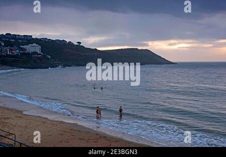 Swansea, Regno Unito. 18 gennaio 2021. I nuotatori si portano in acqua a Langland Bay vicino a Swansea questa mattina come gales e pioggia pesante sono previsti per i prossimi tre giorni. Credit: Phil Rees/Alamy Live News Foto Stock