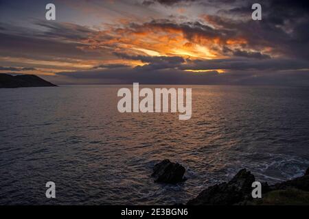 Swansea, Regno Unito. 18 gennaio 2021. Un'alba dall'aspetto tempestoso da Snaple Point a Langland Bay vicino a Swansea questa mattina come gales e pioggia pesante sono previste per i prossimi tre giorni. Credit: Phil Rees/Alamy Live News Foto Stock