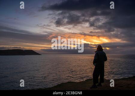 Swansea, Regno Unito. 18 gennaio 2021. Un'alba dall'aspetto tempestoso da Snaple Point a Langland Bay vicino a Swansea questa mattina come gales e pioggia pesante sono previste per i prossimi tre giorni. Credit: Phil Rees/Alamy Live News Foto Stock