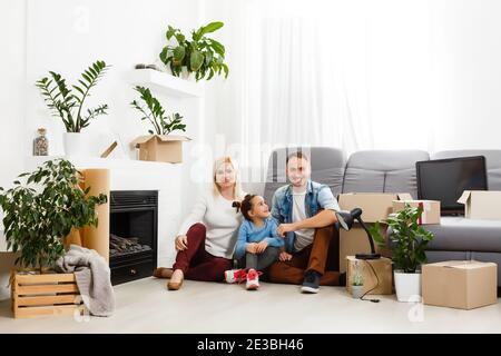 Campagna di sicurezza per la casa. Una famiglia europea felice è rimasta in quarantena auto-isolamento. Pandemia coronavirus covid 19 responsabilità consapevole Foto Stock