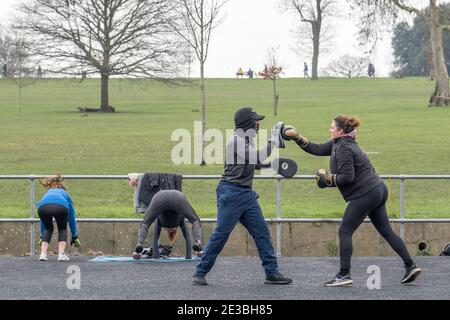 Un uomo e una donna che si allenano e si allenano a Brockwell Park il 15 gennaio 2021 a South London, Inghilterra. Foto di Sam Mellish Foto Stock