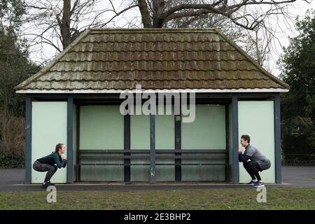 Una coppia che fa esercizi di squadra a Brockwell Park il 15 gennaio 2021 a Londra Sud nel Regno Unito. Foto di Sam Mellish Foto Stock