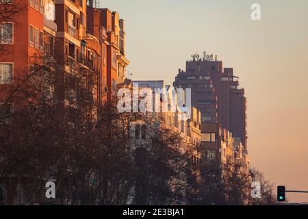 Madrid, Spagna - 17 gennaio 2021: Vista generale dei tetti del viale Menedez Pelayo con la Torre del Retiro sullo sfondo, su un freddo tramonto Foto Stock