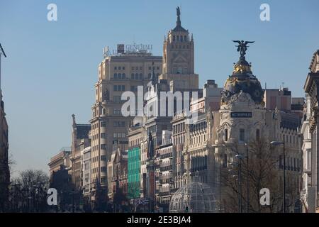 Madrid, Spagna - 17 gennaio 2021: Vista generale delle vie Alcala e Gran Via con l'edificio Metropolis, in una fredda giornata dopo Filomena. Foto Stock