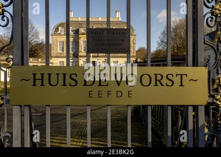 ZUTPHEN, PAESI BASSI - 12 gennaio 2021: Targa sulla porta d'ingresso del castello di Huis de Voorst in primo piano e la roccaforte monumentale nel backgroun Foto Stock