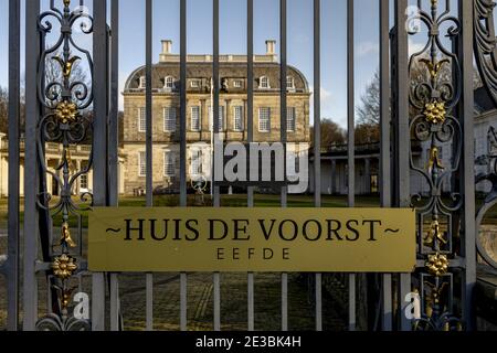 ZUTPHEN, PAESI BASSI - 12 gennaio 2021: Cancello d'ingresso maniero decorato con la targa del castello di Huis de Voorst in primo piano e la roccaforte monumentale Foto Stock