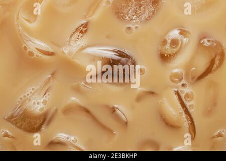 Primo piano di latte freddo con cubetti di ghiaccio, Foto Stock