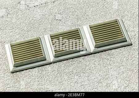 Ventilazione per riscaldamento e raffreddamento sulla parete esterna di una casa per una buona ventilazione del flusso d'aria, foto d'inventario Foto Stock