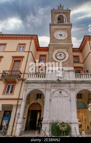 La torre dell'orologio e il memoriale di guerra in Piazza tre Martiri nel centro storico di Rimini Foto Stock