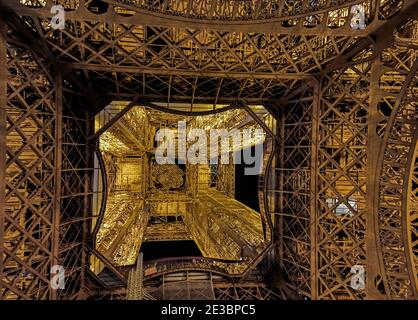 Torre Eiffel di notte. Parigi Francia notte paesaggio vista dal basso della Torre Eiffel in serata Foto Stock