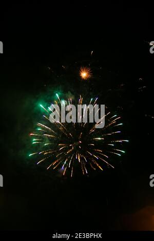 Fuochi d'artificio colorati ambientato sullo sfondo nero scuro del cielo nite Foto Stock