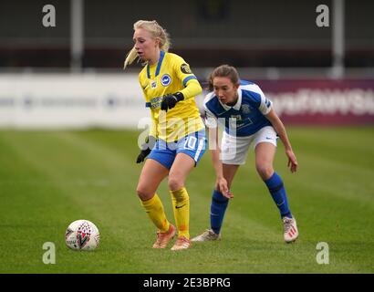 Lucy Whippp (a destra) di Birmingham City e Inessa Kaagman di Brighton e Hove Albion si battono per la palla durante la partita della Super League delle Femminile allo stadio SportNation.bet di Birmingham. Foto Stock