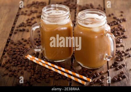 caffè ghiacciato in vasetti su tavolo di legno Foto Stock