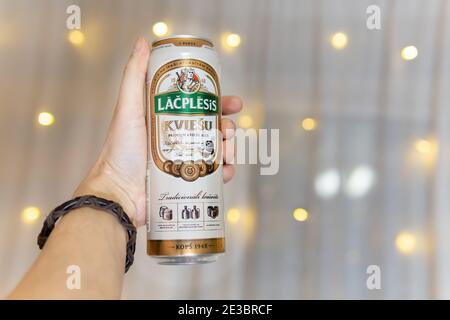 Tyumen, Russia-15 gennaio 2021: Birra Lacplesis kviesu alus premium birra closeup Foto Stock