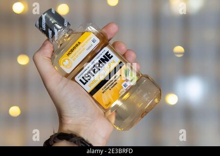 Tyumen, Russia-15 gennaio 2021: Listerine è un marchio di prodotto antisettico collutorio con zenzero e calce Foto Stock