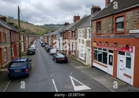 Una strada terrazzata tipica delle ex comunità minerarie nelle Valli gallesi - Railway Street, Llanhilleth Foto Stock