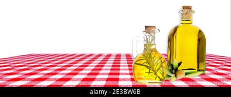 Olio extravergine di oliva. Olio d'oliva aromatizzato con rosmarino in vaso e olio d'oliva in una bottiglia di vetro rustico su un tavolo con una tovaglia rossa a scacchi Foto Stock