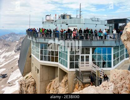 Garmisch-Partenkirchen, Gemany, 5 agosto 2019: Vista delle terrazze visitatori della funivia staton sulla Zugspitze con molti turisti che cercano t Foto Stock