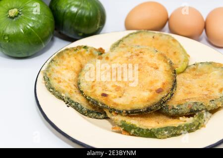 Zucchine rotonde verdi in milanesi al forno o fritte, gastronomia argentina Foto Stock