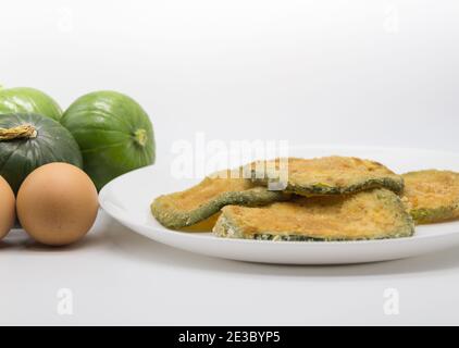 Zucchine rotonde verdi in milanesi al forno o fritte, gastronomia argentina Foto Stock