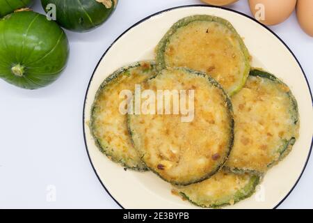 Zucchine rotonde verdi in milanesi al forno o fritte, gastronomia argentina Foto Stock