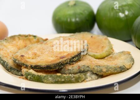 Zucchine rotonde verdi in milanesi al forno o fritte, gastronomia argentina Foto Stock