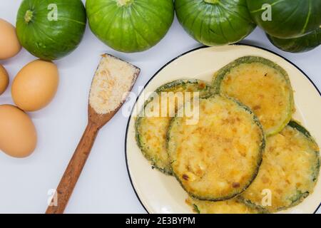 Zucchine rotonde verdi in milanesi al forno o fritte, gastronomia argentina Foto Stock