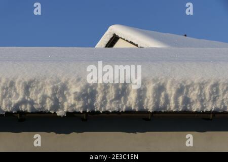 Uno strato spesso di neve fresca sul tetto dentro inverno Foto Stock