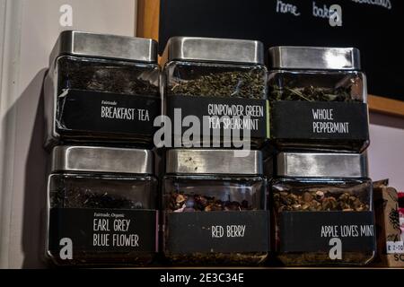 Selezione di tè sciolti commercio equo, tè prima colazione, polvere di tè verde menta verde, menta piperita intera, fiore blu grigio earl, frutti di bosco rossi e amori di mela Foto Stock