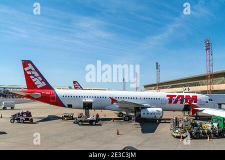 Un Airbus 321 - TAM Linhas all'aeroporto internazionale di Brasilia, capitale del Brasile. Il TAM è un vettore nazionale brasiliano ed è il lar Foto Stock