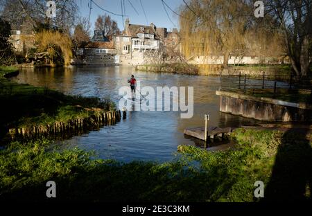 lone paddleboarder addling sul fiume Cam e Granta con Vecchi edifici del Darwin College Cambridge Inghilterra Foto Stock