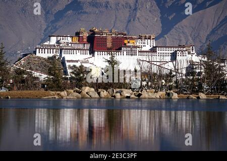 Lhasa. 18 gennaio 2021. Foto scattata il 18 gennaio 2021 mostra una vista del Potala Palace, un sito patrimonio dell'umanità dell'UNESCO risalente al 7 ° secolo, a Lhasa, capitale della regione autonoma del Tibet della Cina sud-occidentale. Credit: Zhan Yan/Xinhua/Alamy Live News Foto Stock