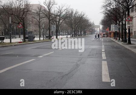 Berlino, Germania. 18 gennaio 2021. Quasi deserta all'inizio della settimana è la strada Unter den Linden con la porta di Brandeburgo. È probabile che la Germania affronterà un’estensione e un’intensificazione del blocco di Corona. Credit: Wolfgang Kumm/dpa/Alamy Live News Foto Stock