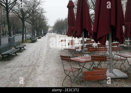 Berlino, Germania. 18 gennaio 2021. Quasi deserta all'inizio della settimana è la strada Unter den Linden con la porta di Brandeburgo. È probabile che la Germania affronterà un’estensione e un’intensificazione del blocco di Corona. Credit: Wolfgang Kumm/dpa/Alamy Live News Foto Stock