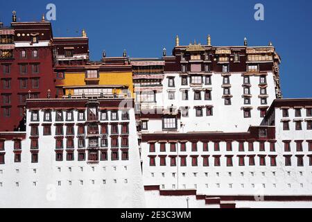 Lhasa. 18 gennaio 2021. Foto scattata il 18 gennaio 2021 mostra una vista del Potala Palace, un sito patrimonio dell'umanità dell'UNESCO risalente al 7 ° secolo, a Lhasa, capitale della regione autonoma del Tibet della Cina sud-occidentale. Credit: Zhan Yan/Xinhua/Alamy Live News Foto Stock