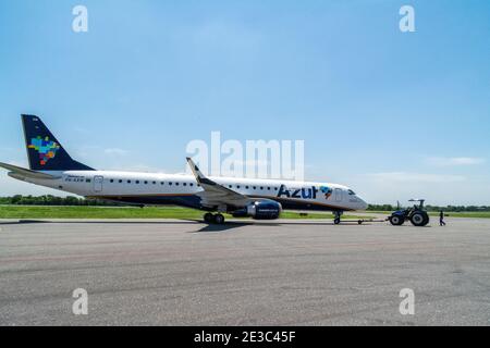 Un Embraer 195 è un aereo brasiliano costruito e parte Della flotta aerea brasiliana Azul ( Azul Linhas Aereas) All'aeroporto internazionale di Brasilia in Foto Stock