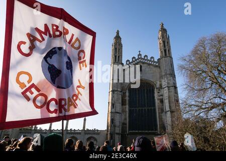 Striscione durante lo sciopero e la protesta a Cambridge. I lavoratori universitari scioperano e contestano le retribuzioni e le pensioni. Fuori dal Kings College Cambridge Foto Stock