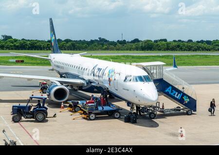 Un Embraer 195 è un aereo brasiliano costruito e parte Della flotta aerea brasiliana Azul ( Azul Linhas Aereas) All'aeroporto internazionale di Brasilia in Foto Stock